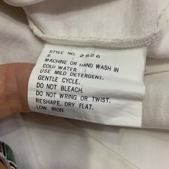 Like 🆕VTG ALFRED SUNG 90’ Embroidered 💯% Cotton Short Sleeves T-shirt - Picture 9 of 12